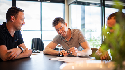 Lachende mensen bij Stapro liften
