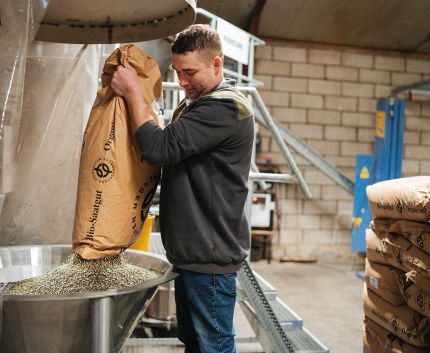 aan het werk bij zaadhandel neutkens