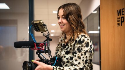 Mirre met camera in haar hand