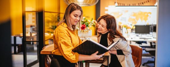 Twee vrouwen samen in een map lezen