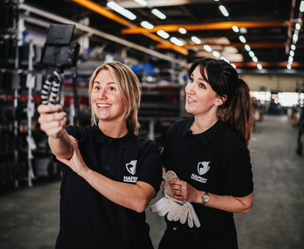 recruiters aan het vloggen bij hapert aanhangwagens