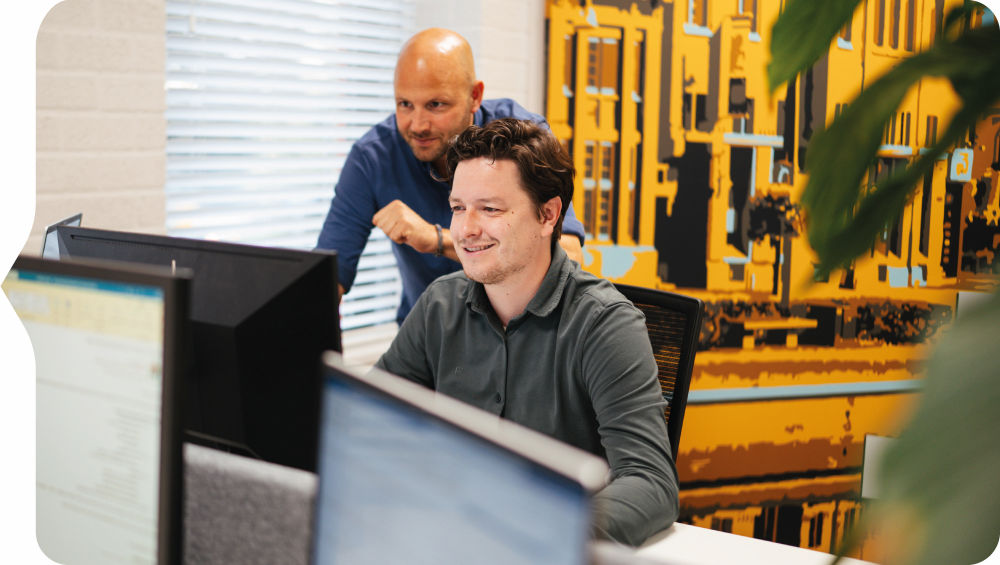 Rob en harm op het kantoor in helmond, werving en selectie doornemen