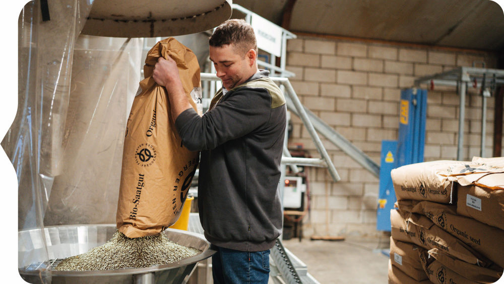 Werknemer productiewerk bij Zaadhandel Neutkens in de Brabantse Kempen