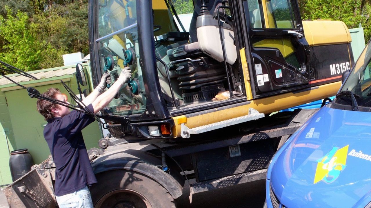 Adriaanse Ruitenservice B.V. Bergeijk afbeelding 1