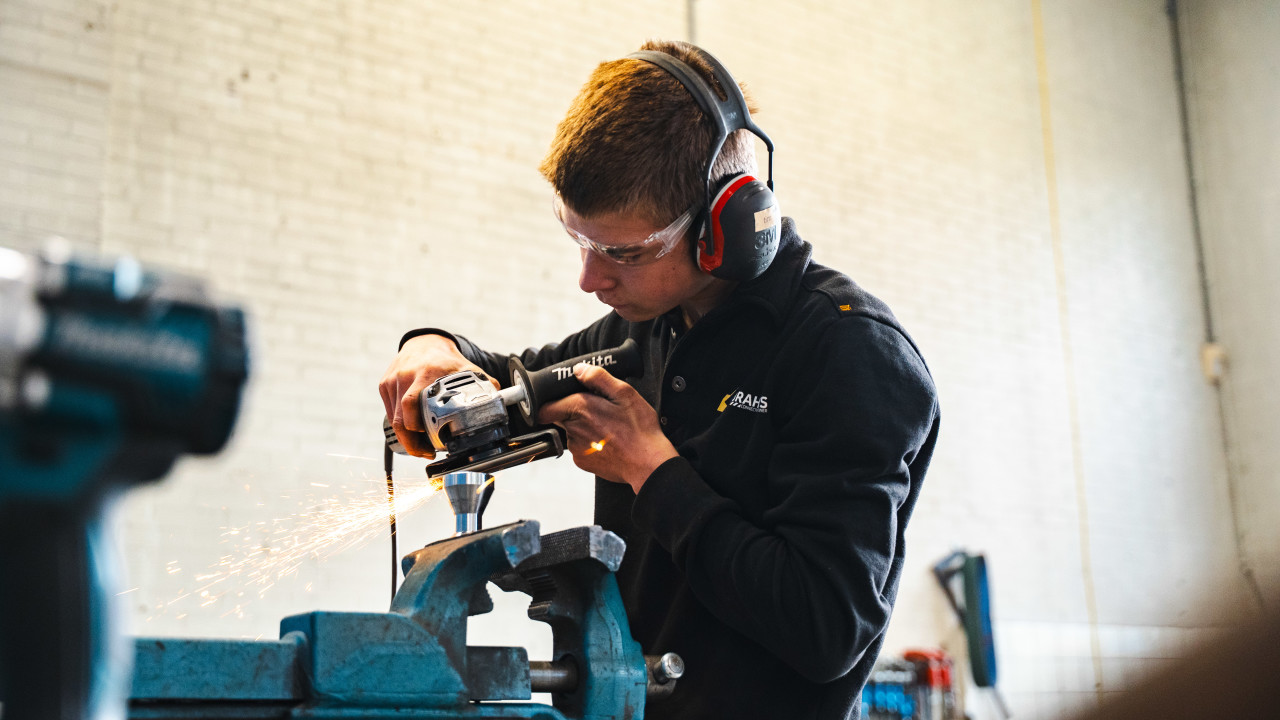 J. Abrahams Auto-elektro en Aggregatenverhuur Hilvarenbeek afbeelding 1