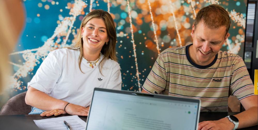 man en vrouw in een meeting
