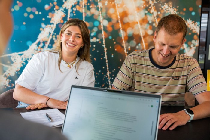 man en vrouw in een meeting