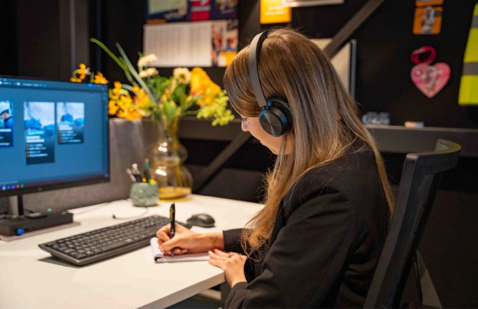 vrouw aan het werk op kantoor
