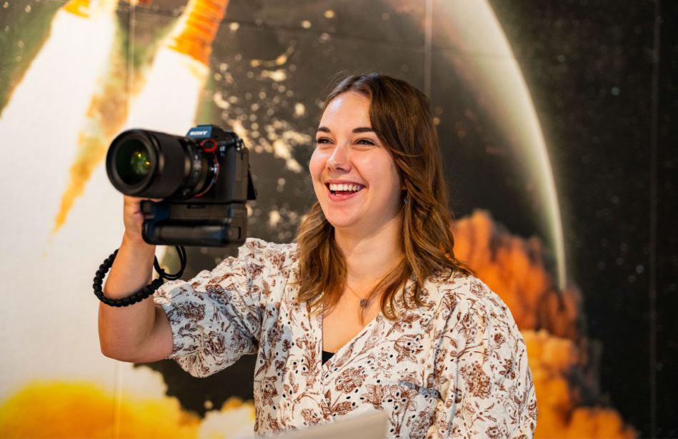 jonge vrouw met camera
